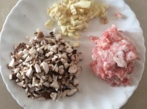 锅内倒入适量食用油，下入肉末煸炒。