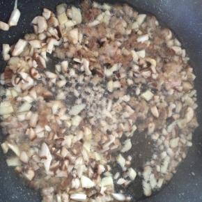 放入香菇丁翻炒 。