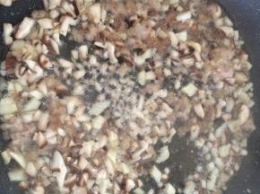 放入香菇丁翻炒 。