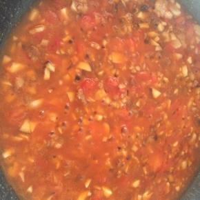 意面开水下锅，加入一点盐，少许橄榄油煮熟。