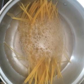 捞出意面，浇上炒好的汤汁即可。