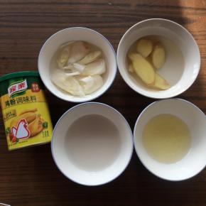 肉馅中加入酱油，用筷子顺着一个方向搅拌均匀。