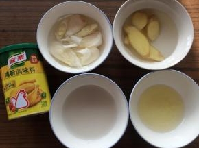 肉馅中加入酱油，用筷子顺着一个方向搅拌均匀。