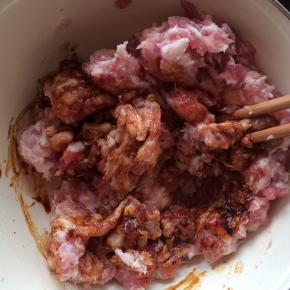 准备食材，葱姜切片后分别泡水,水淀粉、鸡蛋清备用。