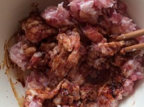 准备食材，葱姜切片后分别泡水,水淀粉、鸡蛋清备用。