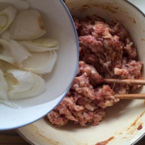 依次少量加入姜水、姜水、用筷子顺着一个方向搅拌均匀。