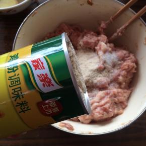 加入盐、鸡粉、蛋清继续顺着一个方向搅拌均匀。