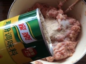 加入盐、鸡粉、蛋清继续顺着一个方向搅拌均匀。