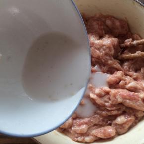 加入水淀粉，用筷子顺着一个方向搅拌均匀。