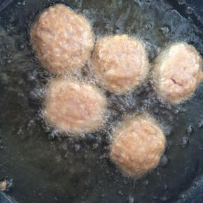 手上抹油，将肉馅揉成拳头大小的丸子。
锅中倒入食用油，油温四成热时就可以下入丸子，小火慢炸。表面金黄即可。