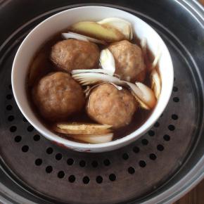 炸好的丸子放入碗中，放入葱姜片，少许酱油，加入适量热水，隔水蒸一个小时。