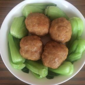 焯烫一些小油菜摆盘，蒸好的丸子摆中间。