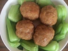 焯烫一些小油菜摆盘，蒸好的丸子摆中间。