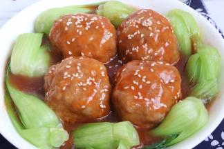 蒸丸子的汤倒入锅中，勾芡，汤汁浓稠后浇在丸子上即可。