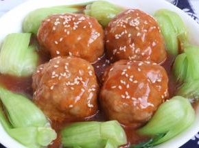蒸丸子的汤倒入锅中，勾芡，汤汁浓稠后浇在丸子上即可。