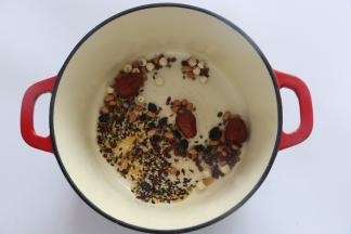 所有食材放入锅内，加入适量水，大火烧开，小火熬煮40分钟即可。