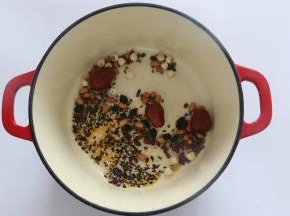 所有食材放入锅内，加入适量水，大火烧开，小火熬煮40分钟即可。