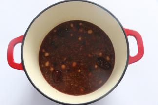 珐琅锅锅身厚实，加厚锅底可以提供更多热量，让食材受热更均匀。小火慢炖，让每一种食材充分释放自己的营养。