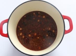 珐琅锅锅身厚实，加厚锅底可以提供更多热量，让食材受热更均匀。小火慢炖，让每一种食材充分释放自己的营养。