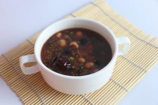 在熬粥的时候，我全程是盖着锅盖的，小火熬煮，根本不用担心溢锅。全程我大约煮了40分钟。如果豆子提前浸泡，那时间会更短一些。