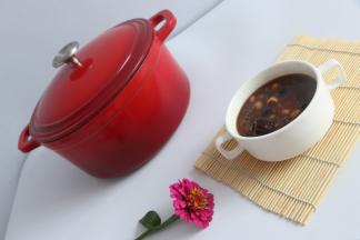 一碗营养丰富的五谷杂粮粥，加一些冰糖，味道更棒，忍不住多喝了几碗。