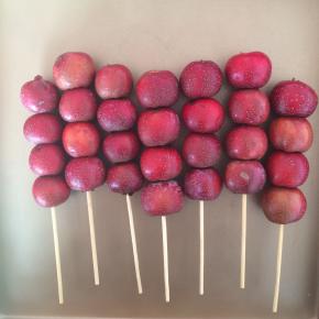 用竹签串起来。