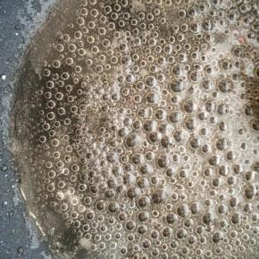 把白糖放入锅中，加入水，大火烧开后，转小火熬煮。当糖水稍微变黄，用筷子蘸一下，滴入凉水中，糖汁迅速凝结，变脆即可。