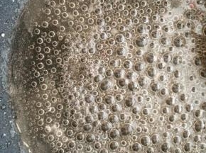 把白糖放入锅中，加入水，大火烧开后，转小火熬煮。当糖水稍微变黄，用筷子蘸一下，滴入凉水中，糖汁迅速凝结，变脆即可。