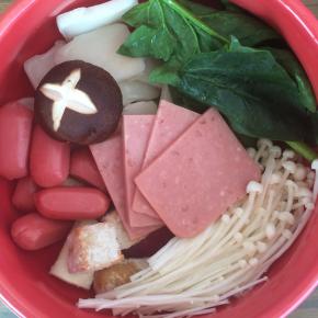 然后依次摆放好其他菜码。