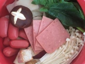 然后依次摆放好其他菜码。