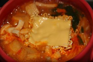 开后，小火煮约5分钟，放上方便面与芝士片，再煮约2分钟即可。