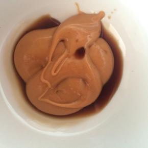 花生酱中加入生抽。