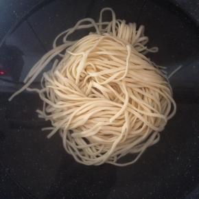 面条开水下锅煮熟。