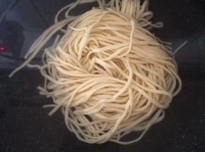 面条开水下锅煮熟。