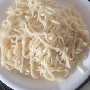 煮熟的面条过凉水放入盘中。