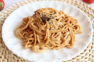 淋上稀释好的花生酱，搅拌均匀即可。