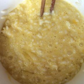 加入少许盐、胡椒粉，搅拌均匀。