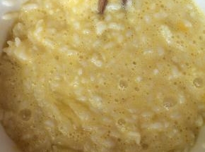 加入少许盐、胡椒粉，搅拌均匀。