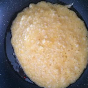 锅内倒入适量食用油，加入米饭翻炒。