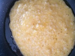 锅内倒入适量食用油，加入米饭翻炒。