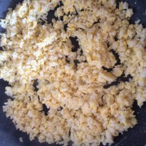 中火快速翻炒，尽量让蛋液均匀的包裹住米饭，炒至米饭颗粒分明即可。