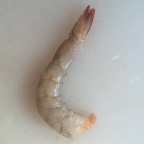 先处理虾，去掉虾头，留下虾尾，剥掉虾壳，挑去虾线。