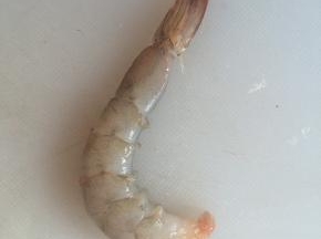 先处理虾，去掉虾头，留下虾尾，剥掉虾壳，挑去虾线。