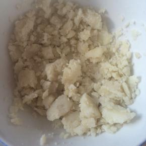 土豆泥加少许盐、胡椒粉搅拌均匀。