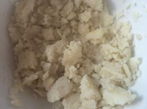 土豆泥加少许盐、胡椒粉搅拌均匀。