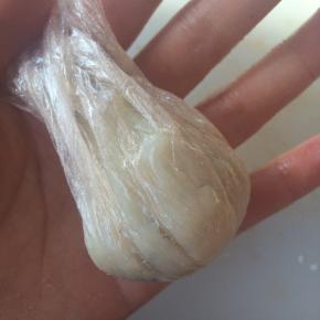 借助保鲜膜一拧即可。