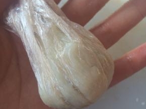 借助保鲜膜一拧即可。