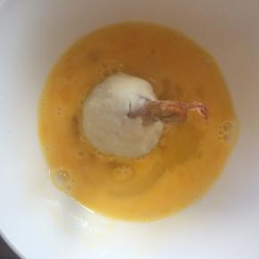 虾球裹上鸡蛋液。