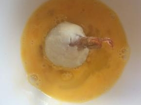 虾球裹上鸡蛋液。
