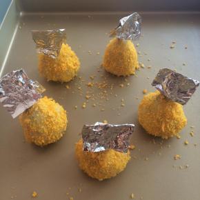 裹上面包糠，虾尾部分覆盖锡纸，烤箱提前预热，上下火200度15分钟（具体温度视自家烤箱情况而定）